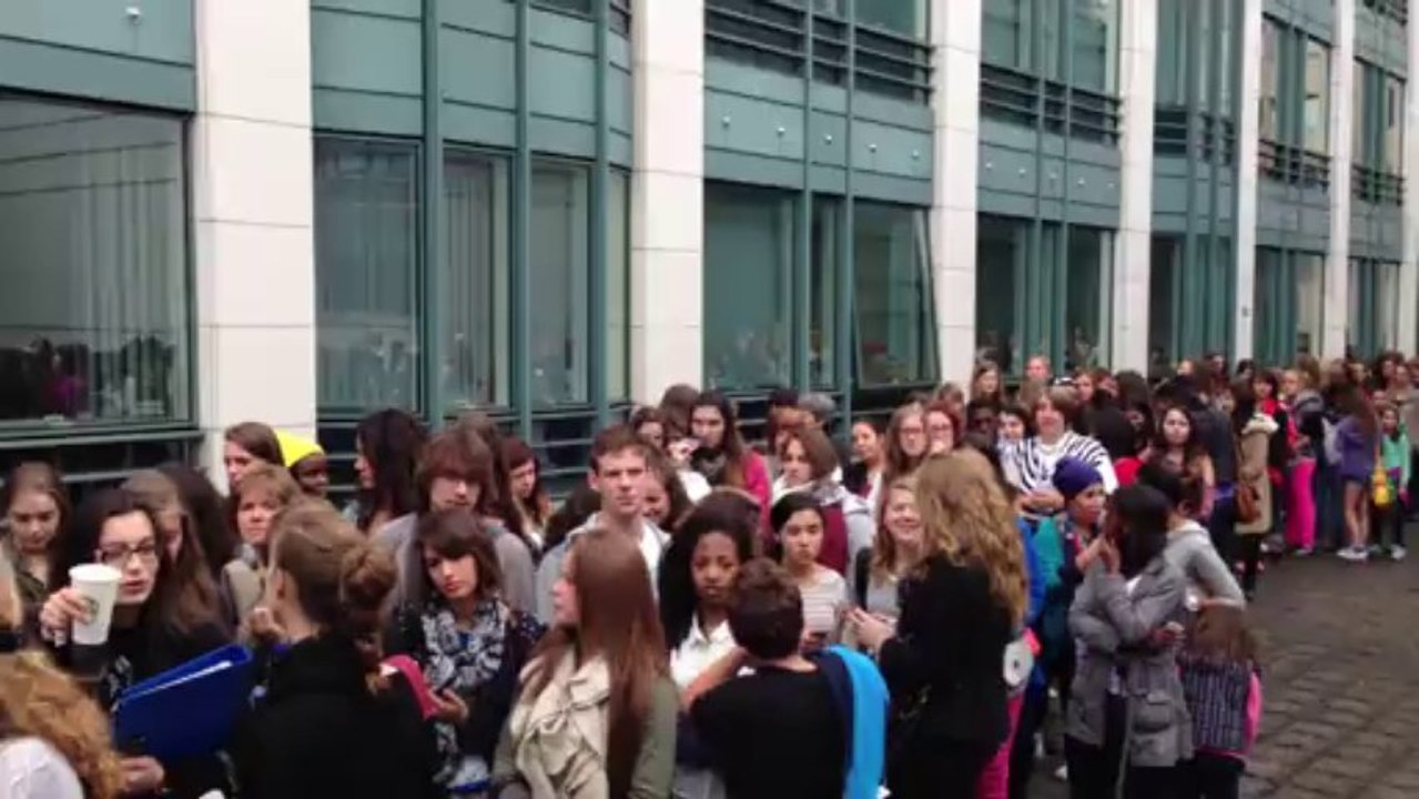 Séance de dédicaces de Bastian Baker à la Fnac City 2
