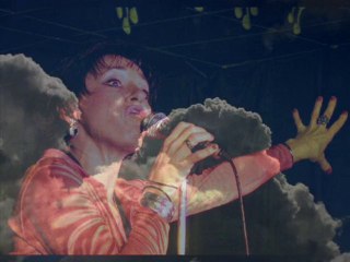Brigitte Hallet alias Jesebel chante Edith Piaf "L'hymne à l'amour"
