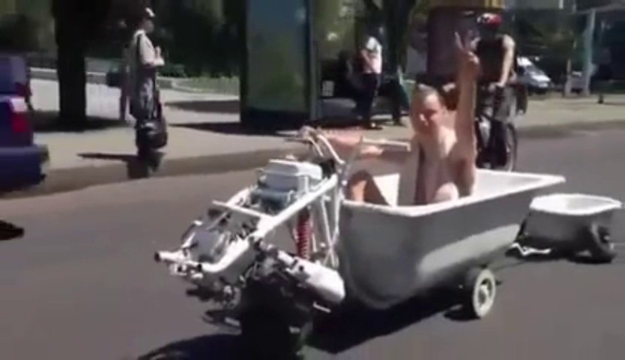 Prendre son bain en moto?? Rouler en Baignoire?? LOL