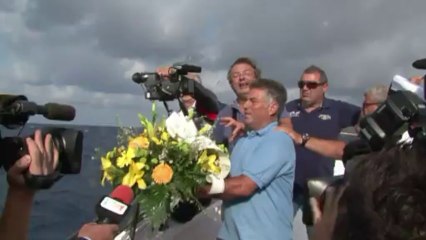 Lampedusa: sirènes de bateau et fleurs pour les migrants morts