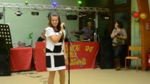 Lola Reva chante 