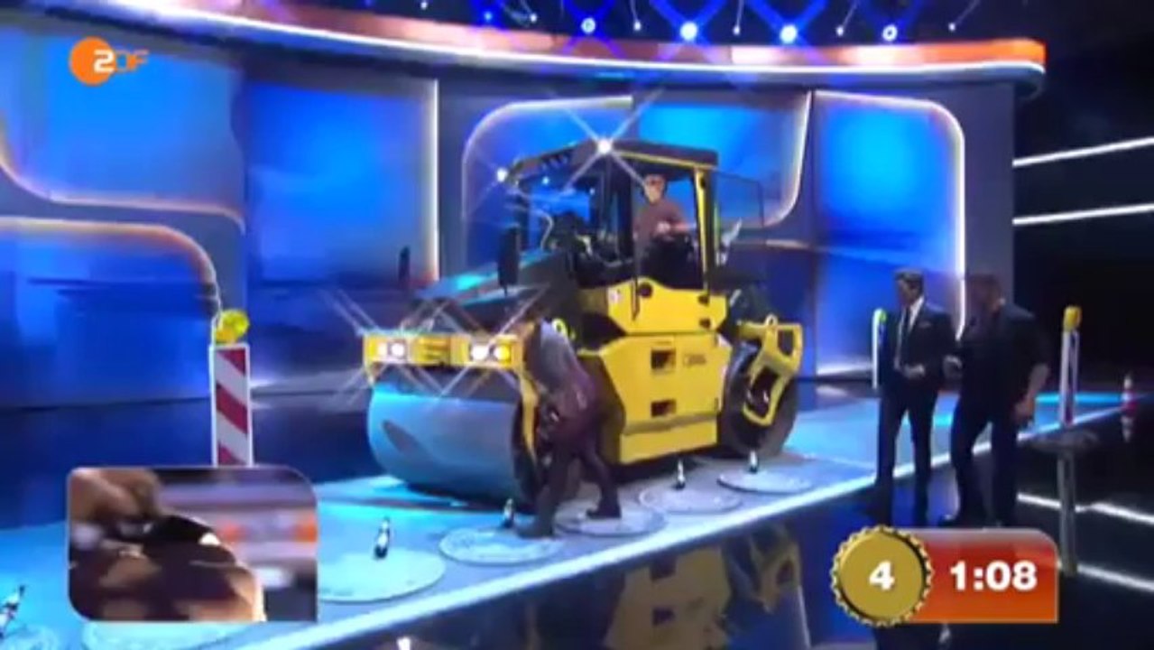 Wetten Dass..?! LIVE 05.10.2013 - Wette 'Straßenwalze' [HQ-TV_480p]