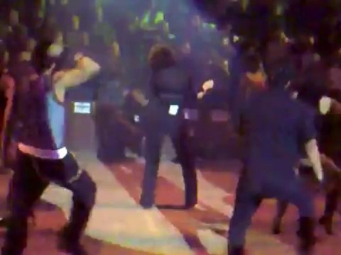 Yuridia toma fotos a su publico en Irapuato