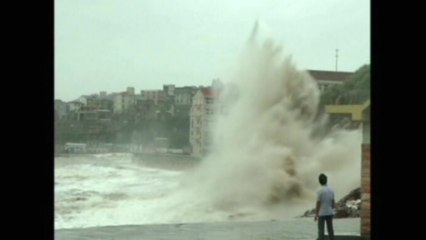 Huge waves as typhoon approaches China