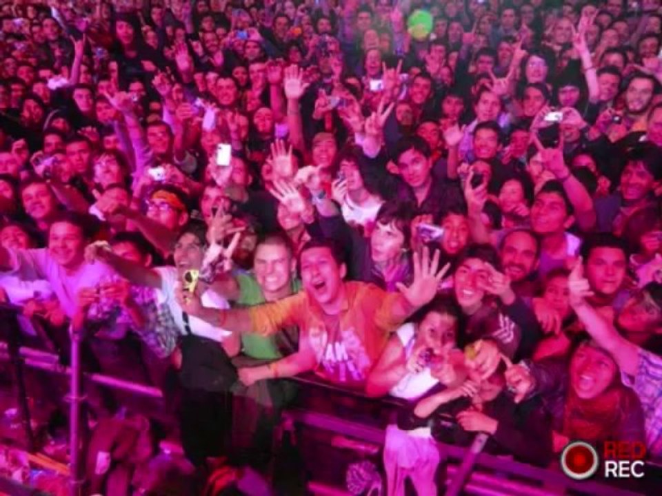 Green Day - Billie Joe toma fotos @ Festival Nem-Catacoa [10.10.10] (Billie Joe takes pictures)