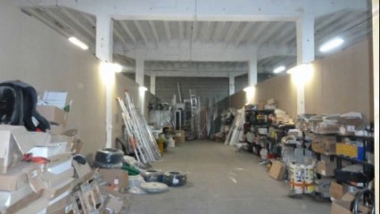 02 - A louer, Box / Local de stockage de 98 m2. M° LYON, La SOIE