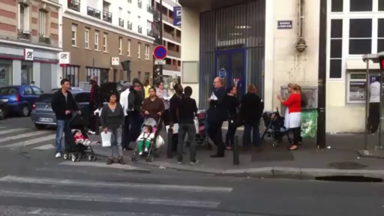 Didier Paillard, maire de Saint-Denis, rencontre les habitants devant la Poste de la Plaine