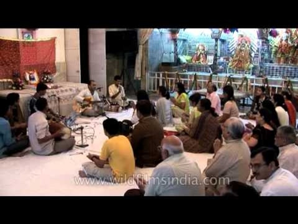 Audience claps to the rythms of hymns, Art of Living, Rock Satsang