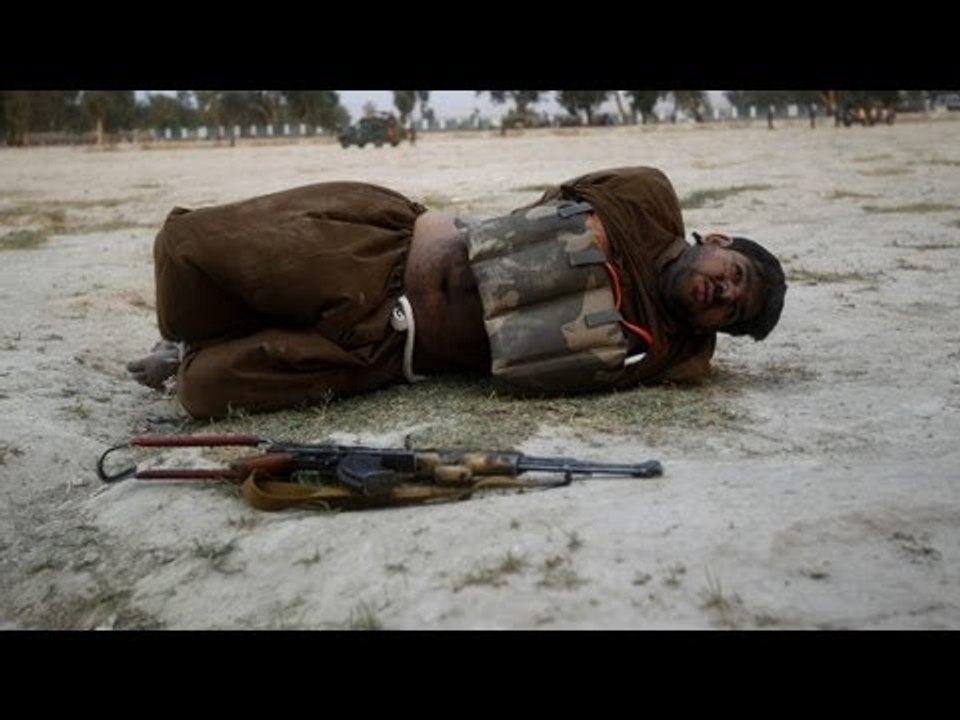 Real-life 'Hurt Locker': Bomb expert defuses suicide vest strapped to hog-tied bomber