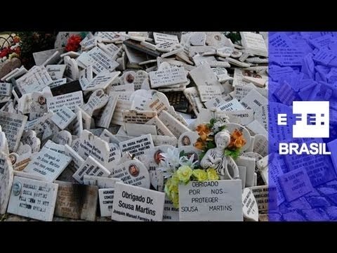 Fiéis visitam a tumba de Sousa Martins, um dos santos mais populares de Portugal