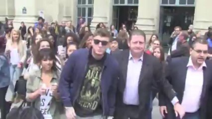 James Arthur : Premier bain de foule parisien