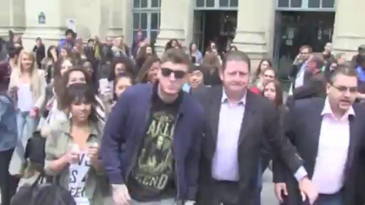 James Arthur : Premier bain de foule parisien