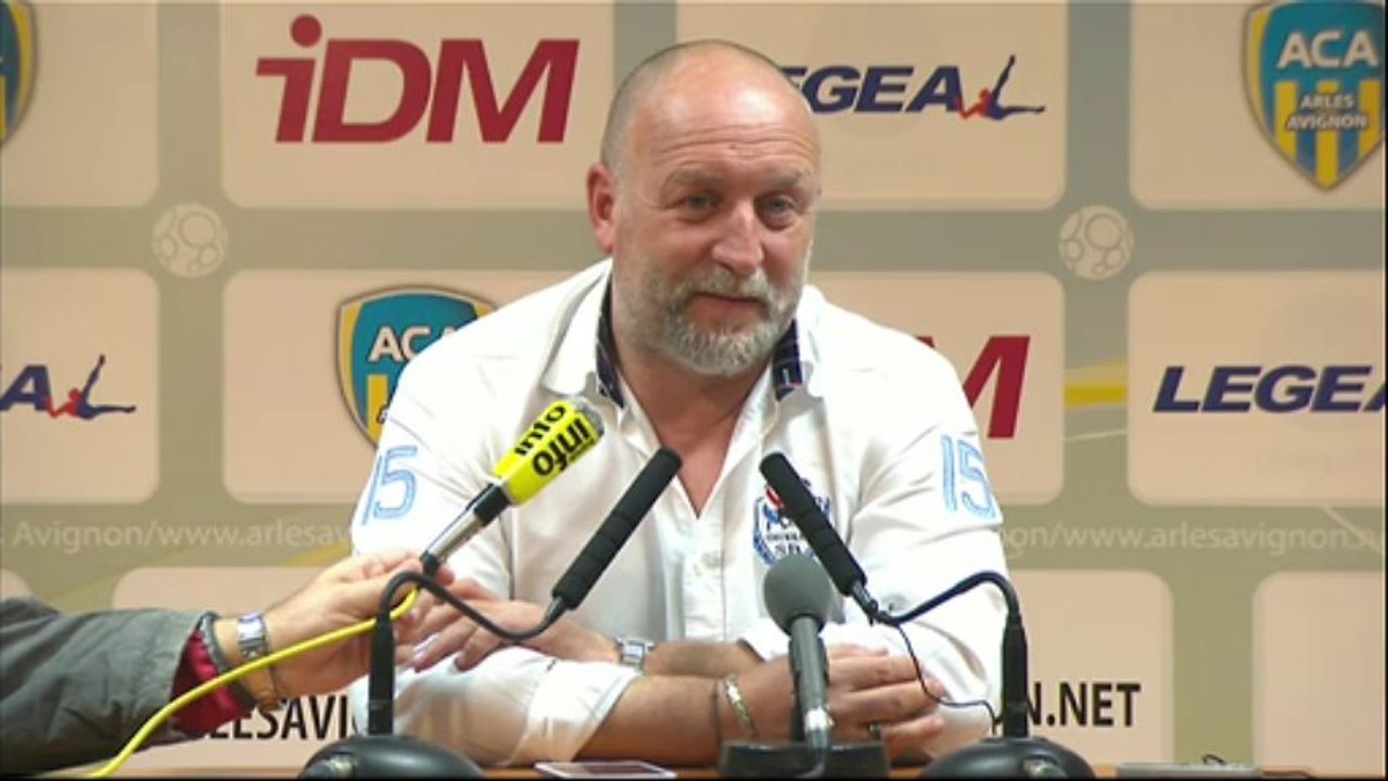 Conférence de presse AC Arles Avignon - RC Lens (1-1) : Franck  DUMAS (ACA) - Antoine  KOMBOUARE (RCL) - 2013/2014