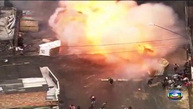 Explosion d'une voiture en pleine manif à Sao Paulo!!