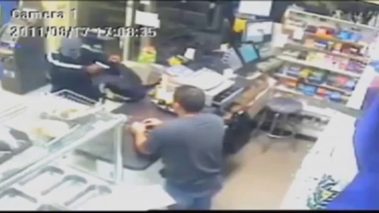 Man Thwarts Would-be Robbery With Machete!!