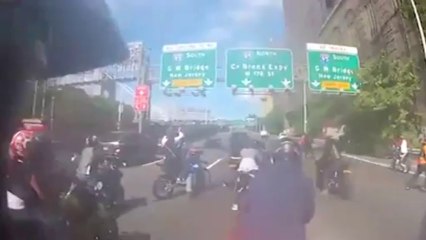 Des motards prennent en chasse un 4x4 en plein New-York