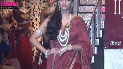 Sonam Kapoor's HOT CLEAVAGE SHOW