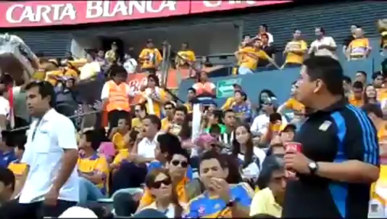 Santa clos la porra lo saluda y se toma fotos