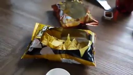 Ouvrir un paquet de gâteaux apéritifs