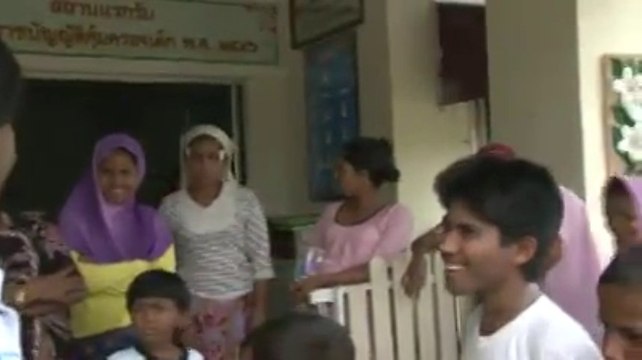 Conversation between residents and refugees At the Rohingya Detention Center in Thailand. محادثة بين مقيم واللاجئين في مركز الاحتجاز الروهينجا في تايلاند باللغة الروهنجية