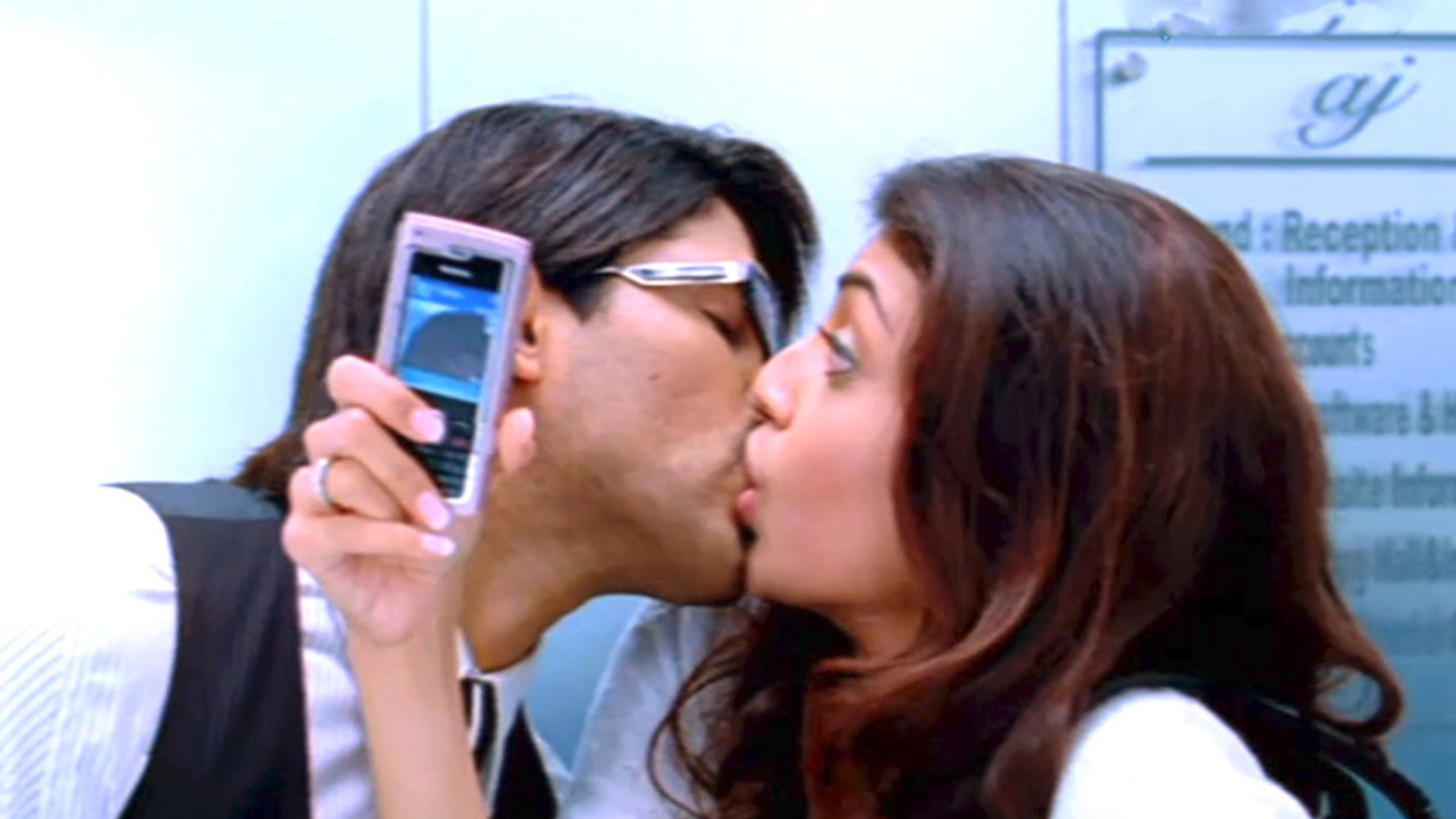 Bunny, Kajal Aggarwal Hot Lip Lock - Allu Arjun, Kajal Aggarwal - video  Dailymotion