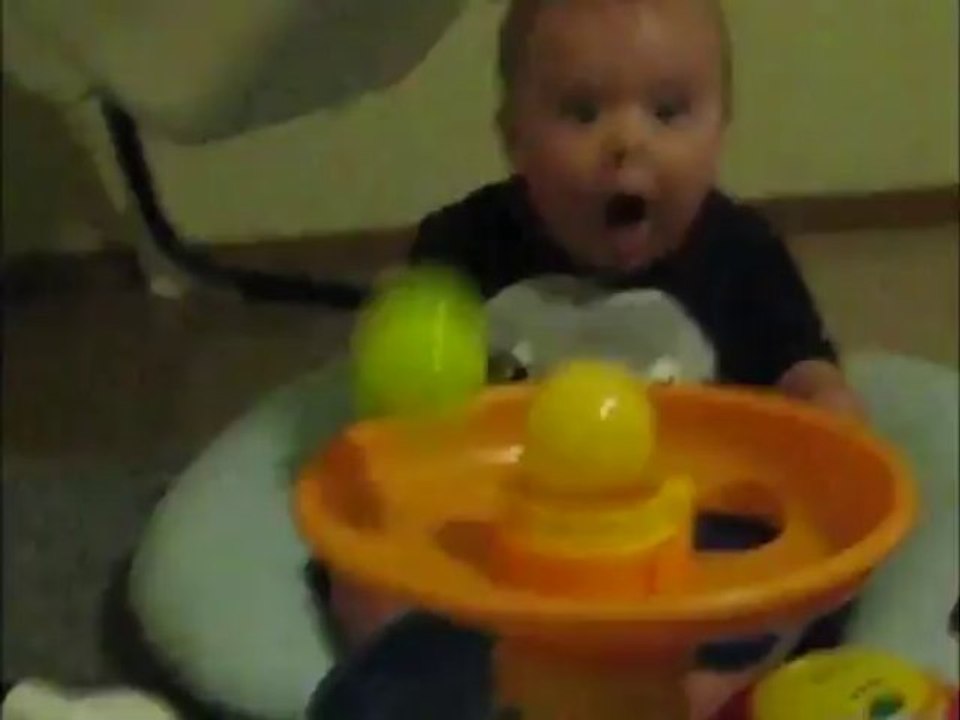 Un bébé complètement gaga de son jeu de boules!!