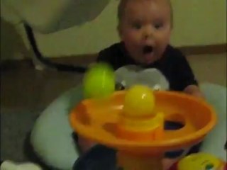 Un bébé complètement gaga de son jeu de boules!!