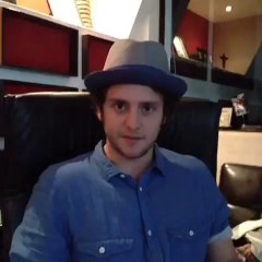 Christopher Uckermann trabalhando o vocal