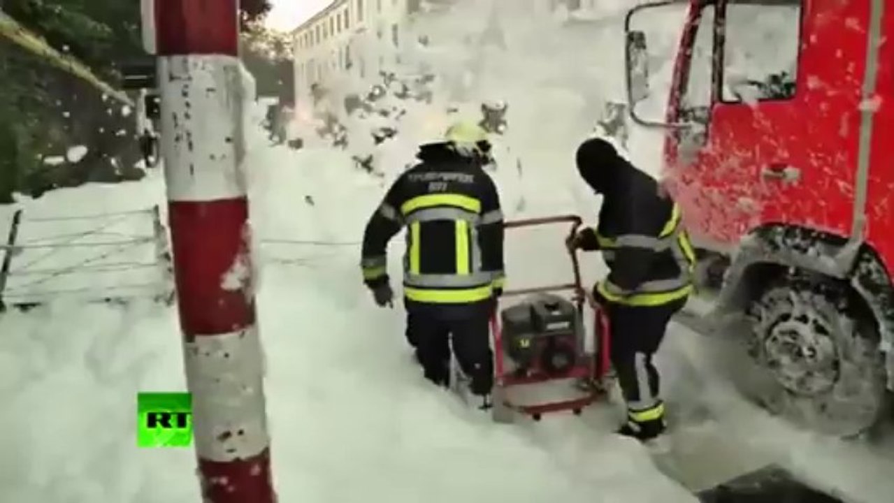 Video_ Firemen soak cops in foam protesting cuts in Brussels