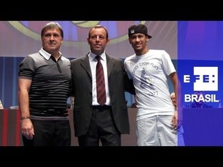 Neymar e Tata são ovacionados em congresso de torcedores do Barça
