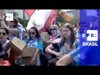 Jovens católicos peregrinam pelas ruas do Rio