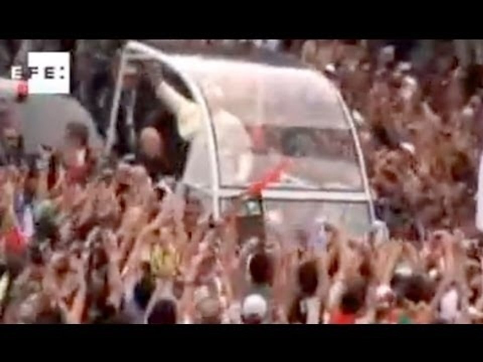 Papa é cercado pelo povo na chegada ao Brasil