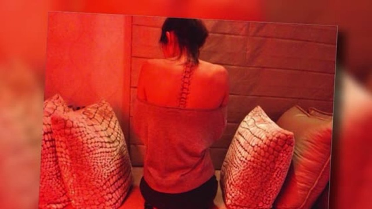 Kendall Jenner zeigt ihr Edding Tattoo auf der Wirbelsäule
