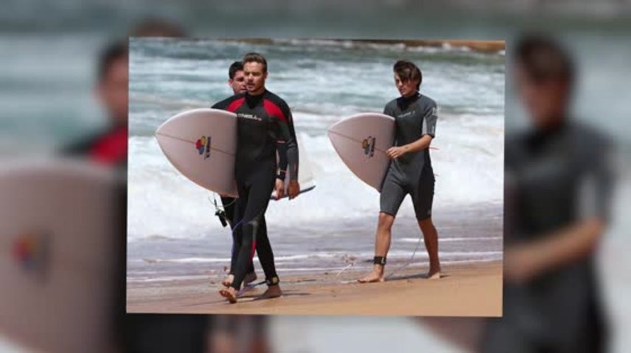 Die One Direction Stars Liam Payne und Louis Tomlinson beim surfen