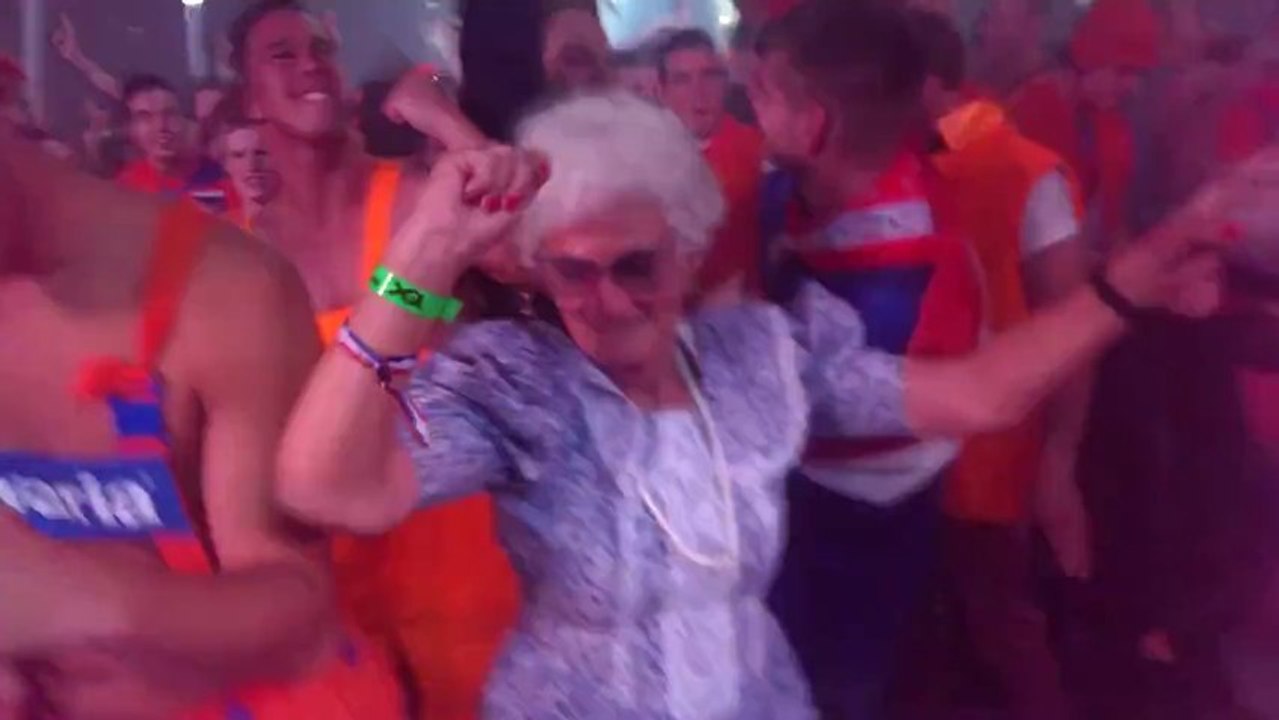 Une mamie qui s'eclate sur des sons hardstyle