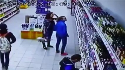 Le rayon alcool tombe sur des clients