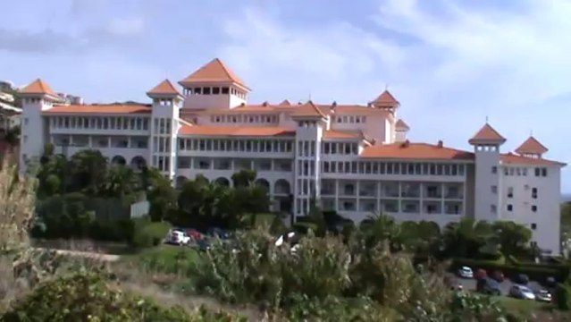 Riu Palace Madeira 4,5 Sterne Canico de Baixo Hotel Palmen Meer Strand Gehweg Garten Hotel Palmen Seitenansicht