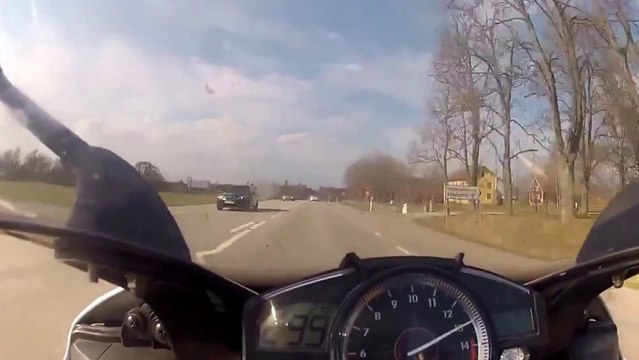 Yamaha R1 vs Mercedes SL63 AMG à 300km/h