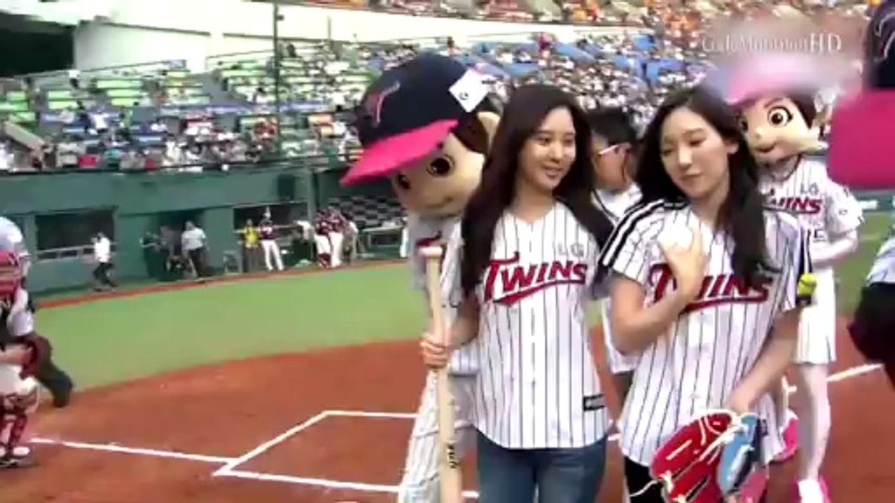 TaeYeon Throws First Pitch (Aug 27, 2013)