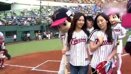TaeYeon Throws First Pitch (Aug 27, 2013)