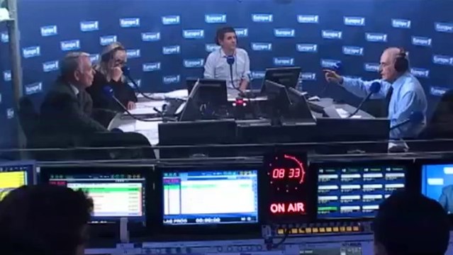 EXTRAIT - Ayrault : Pas un pied dedans, un pied dehors