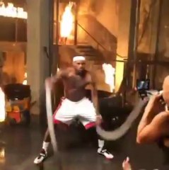 LeBron James alevler içinde