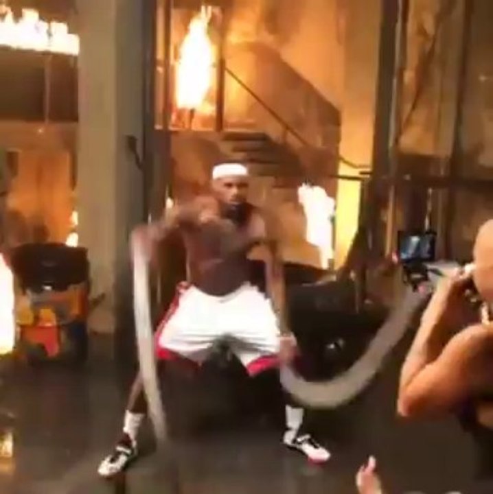 LeBron James alevler içinde