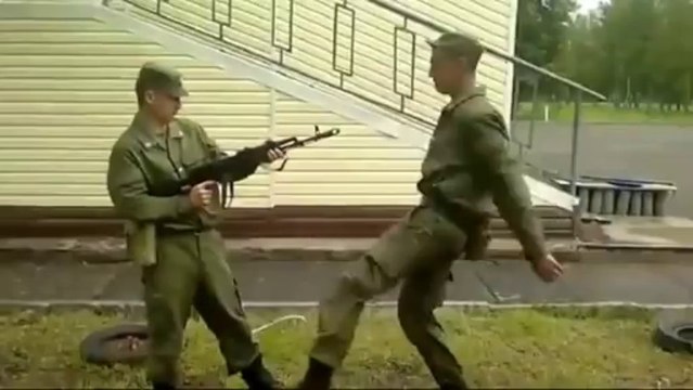 Désarmer une Mitrailleuse Kalachnikov AK-47 en 3sec !!!