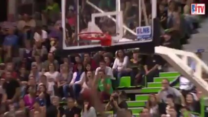L'énorme poster dunk de Travis Leslie sur Alexis Ajinça