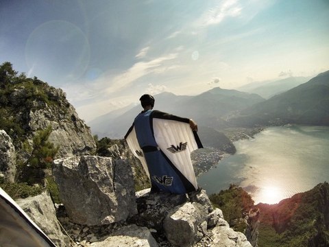 Atterrir en wingsuit sur un lac (Fake)