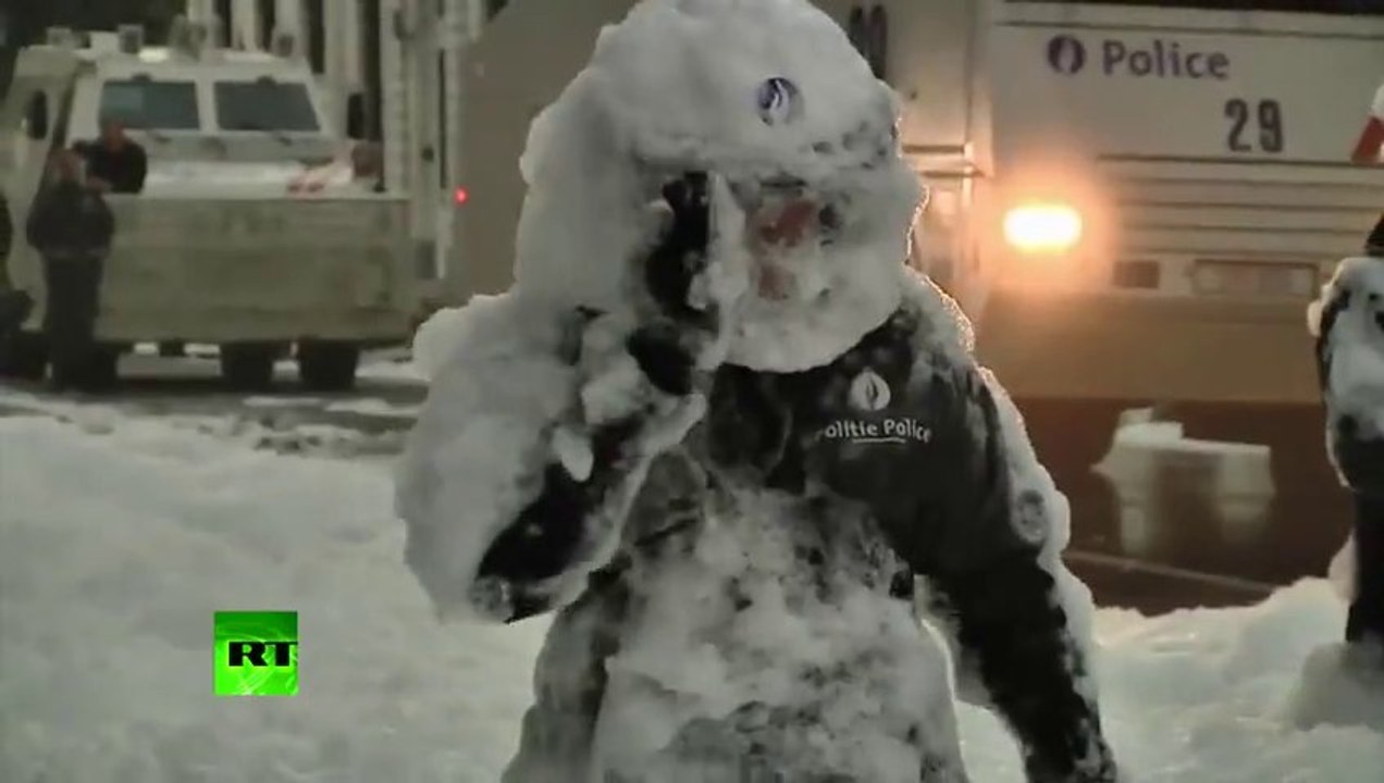 Manifs des pompiers Belges: ils enneigent les CRS !!