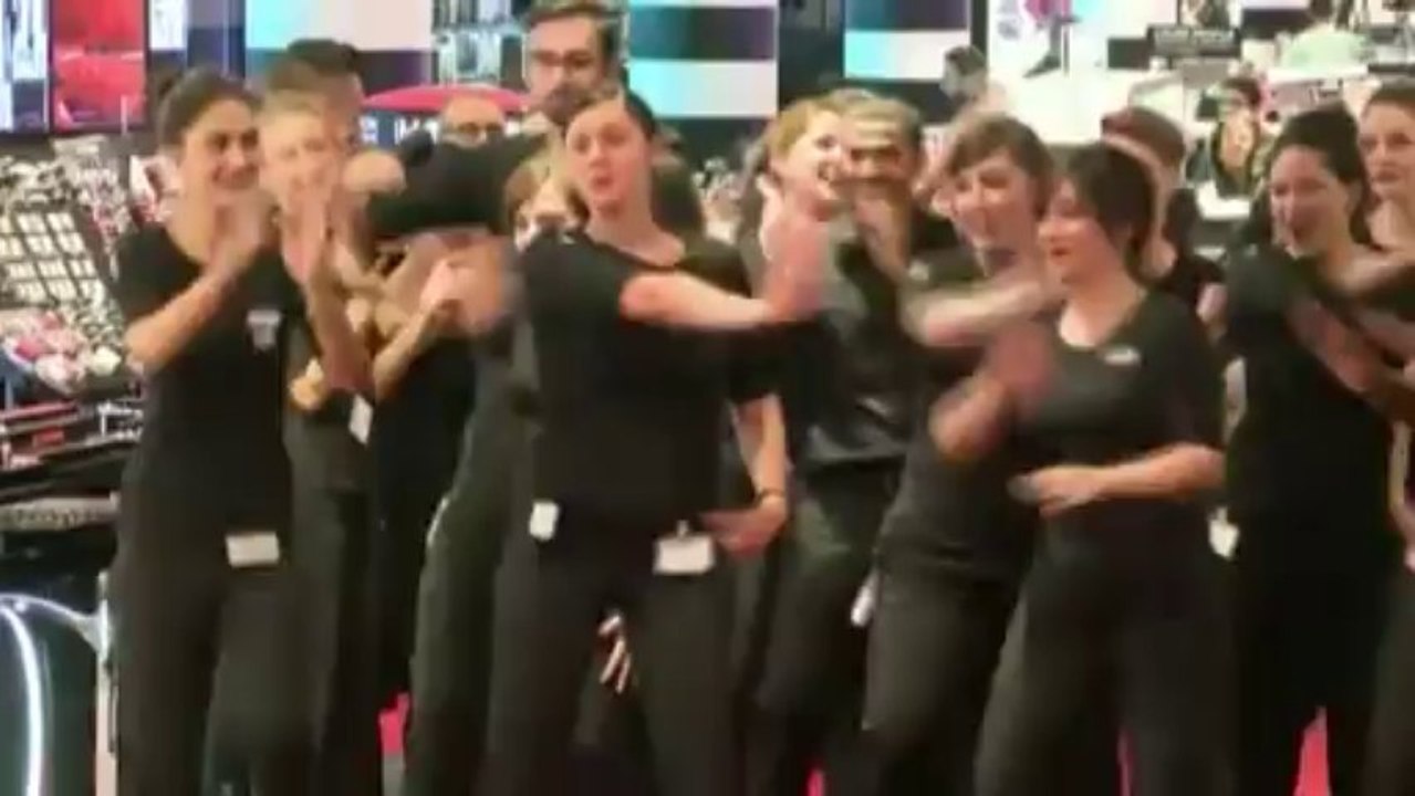 Des employés du Sephora Champs-Elysées dansent pour la dernière ouverture à minuit