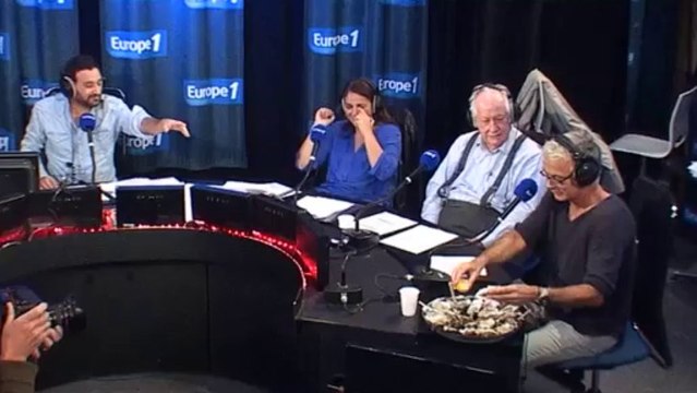 Franck Dubosc gobe sa première huître sur Europe 1 !
