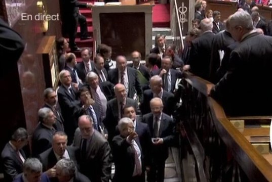 Des députés UMP font mine de quitter l'Assemblée